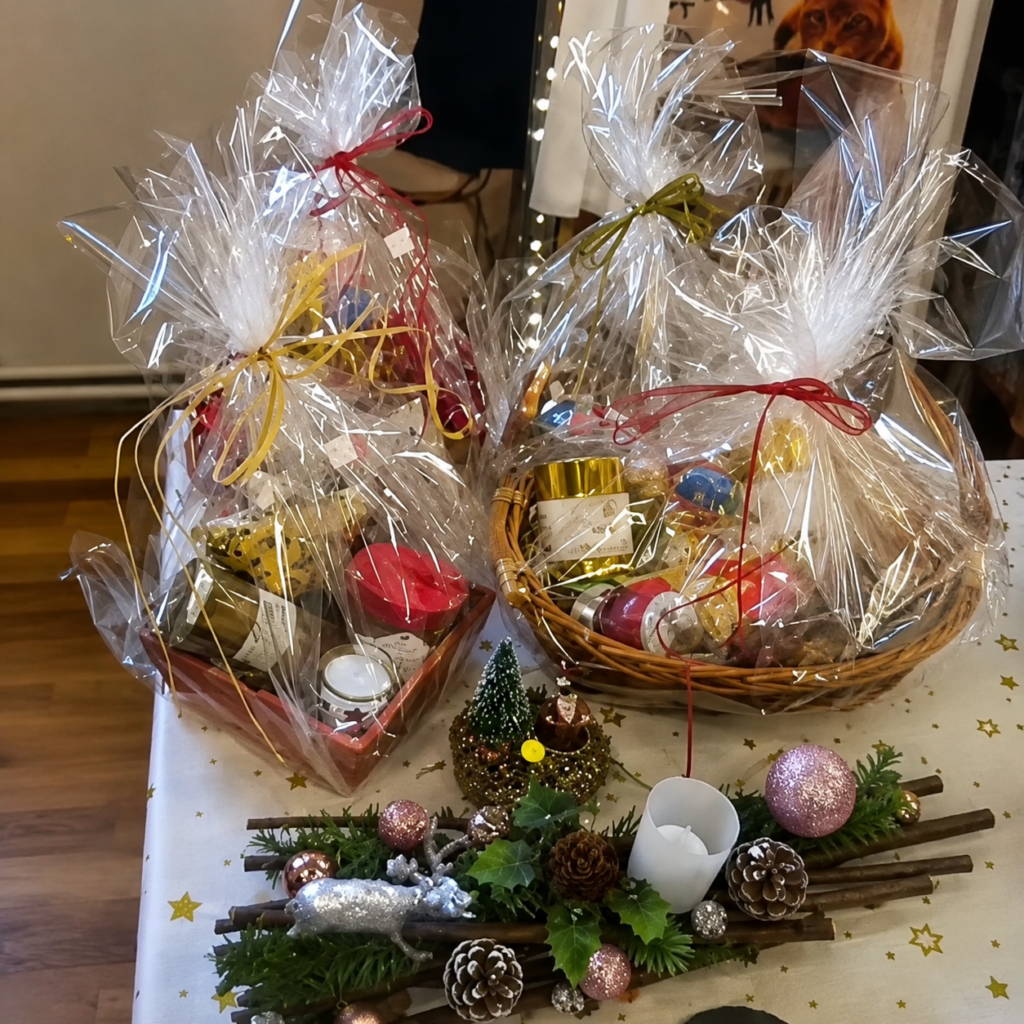 Paniers garnis préparés pour un événement solidaire