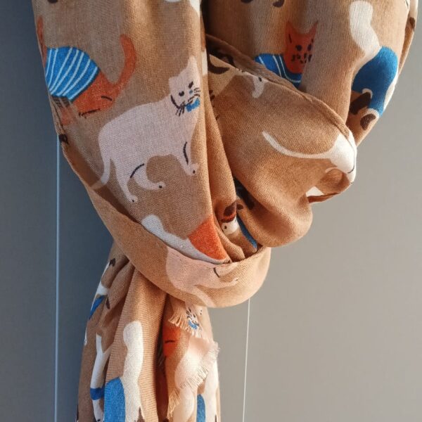 Vue rapprochée du foulard en coton et viscose.