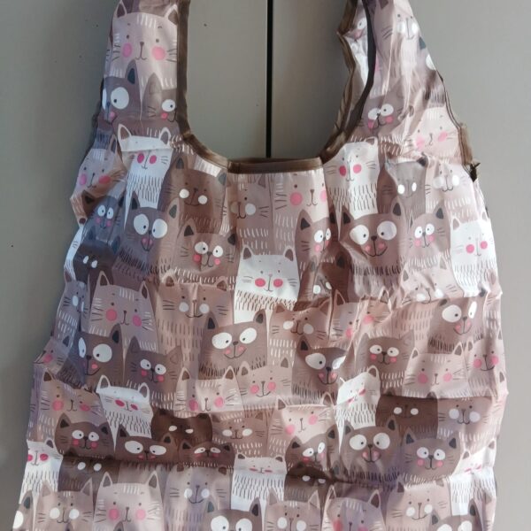 Sac de courses en polyester à motif de têtes de chats, présenté déplié.