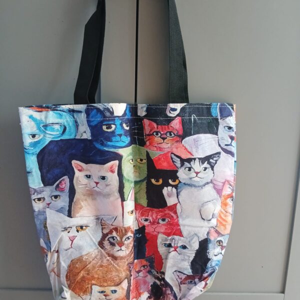 Sac à motifs de chats multicolores.